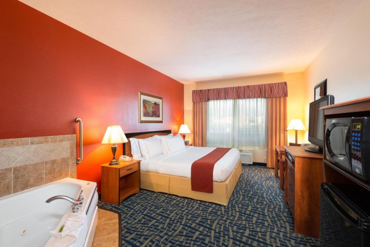 Holiday Inn Express & Suites Alamosa By Ihg Exterior photo